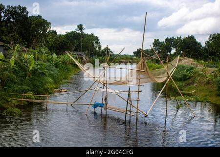 Une belle vue sur la rivière du Bangladesh. Le nom de la rivière est Chatra. Les pêcheurs pêchent dans la rivière pour obtenir des filets. Banque D'Images