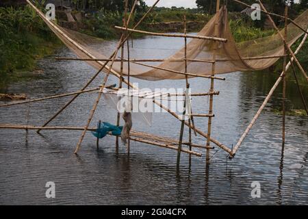 Une belle vue sur la rivière du Bangladesh. Le nom de la rivière est Chatra. Les pêcheurs pêchent dans la rivière pour obtenir des filets. Banque D'Images