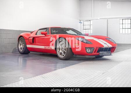 BARCELONE, ESPAGNE-25 MAI 2021: 2005 Ford GT (première génération) à Auto Storico Barcelone. Couleur rouge. Banque D'Images