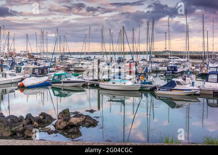 Coucher de soleil sur le port de plaisance de Town Quay à Southampton, Hampshire, Angleterre, Royaume-Uni Banque D'Images