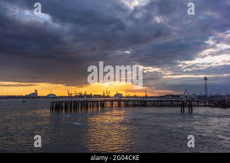 Southampton Docks au coucher du soleil, a abandonné Royal Pier au port de Southampton, Hampshire, Angleterre, Royaume-Uni Banque D'Images