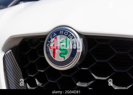 Indianapolis - Circa Mai 2021 : logo alfa Romeo. Le logo montre une croix rouge, et la biscione, une vipère couronné avalant une Moor. Banque D'Images