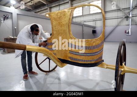 Qalyubia, Égypte. 31 mai 2021. Un homme travaille sur une réplique du char de Toutankhamon à Konouz Egypt réplique trésors à Qalyubia, Egypte, le 25 mai 2021. Des dizaines de designers, sculpteurs, peintres et ouvriers, étaient occupés à produire des répliques d'objets égyptiens anciens à Konouz Egypte Replica Treasures, la première usine en Egypte et au Moyen-Orient pour produire des répliques d'antiquités égyptiennes historiques. Credit: Ahmed Gomaa/Xinhua/Alamy Live News Banque D'Images