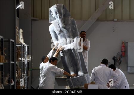 Qalyubia, Égypte. 31 mai 2021. Les gens travaillent sur une réplique d'une ancienne statue pharaonique égyptienne à Konouz Egypte réplique trésors à Qalyubia, Egypte, le 25 mai 2021. Des dizaines de designers, sculpteurs, peintres et ouvriers, étaient occupés à produire des répliques d'objets égyptiens anciens à Konouz Egypte Replica Treasures, la première usine en Egypte et au Moyen-Orient pour produire des répliques d'antiquités égyptiennes historiques. Credit: Ahmed Gomaa/Xinhua/Alamy Live News Banque D'Images