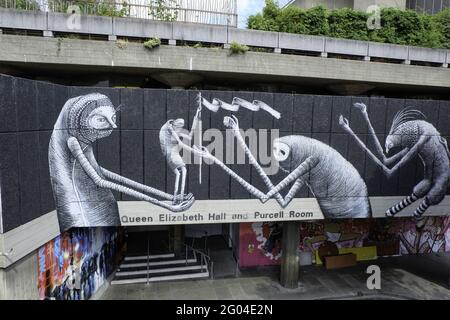 LONDRES, ROYAUME-UNI - 26 juillet 2015 : une fresque par phlegm au-dessus de l'entrée du Queen Elizabeth Hall et de la salle Purcell dans le centre de Southbank Banque D'Images