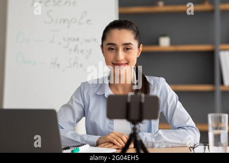 Enseignant moderne, enseignement à distance, salle de classe en ligne pendant la pandémie de Covid-19 Banque D'Images