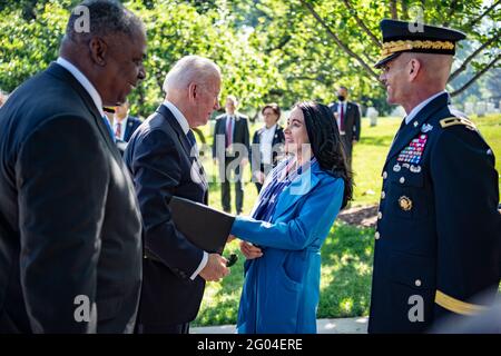 Arlington, États-Unis d'Amérique. 31 mai 2021. Le président américain Joe Biden, est accueilli par Karen Durham-Aguilera, directrice générale, cimetières militaires nationaux de l'Armée de terre, à son arrivée pour l'observance du jour commémoratif national au cimetière national d'Arlington le 31 mai 2021, Arlington, Virginie. Major général de l'armée américaine Omar Jones IV, à droite, commandant général, Force opérationnelle interarmées – région du Capitole national et secrétaire à la Défense Lloyd Austin III à gauche, regardez. Credit: Planetpix/Alamy Live News Banque D'Images