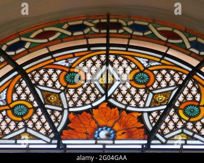 Gros plan sur les vitraux colorés à motifs floraux de la chapelle conçue par Capability Brown à Compton Verney, dans le Warwickshire. Banque D'Images