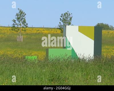 Installation artistique de blocs abstraits dans des tons de vert, au milieu du paysage naturel dans le parc de la galerie d'art Compton Verney, Warwickshire. Banque D'Images