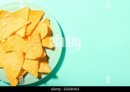 Plaque avec nachos savoureux sur un fond de couleur Banque D'Images