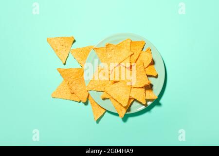 Plaque avec nachos savoureux sur un fond de couleur Banque D'Images