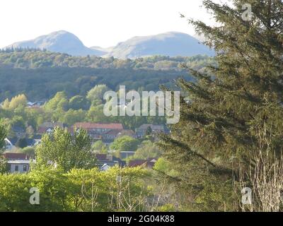 Vue vers le nord, au-dessus de Milngavie, en direction des Fells de CAMPSIE et de la forme de montagne proéminente de Dumgoyne, à l'extrémité des Campsies. Banque D'Images