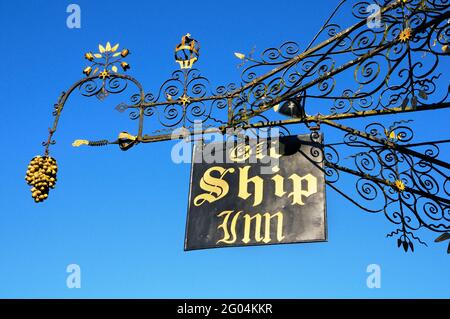 Panneau de pub en fer forgé orné contre le ciel bleu, Old Ship Inn, Mere, Wiltshire, Angleterre, ROYAUME-UNI Banque D'Images