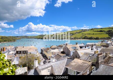 Vue sur la ville et les toits de Salcombe, vue sur l'estuaire de Kingsbridge lors d'une journée ensoleillée et claire. South Hams, South Devon, Angleterre, Royaume-Uni Banque D'Images