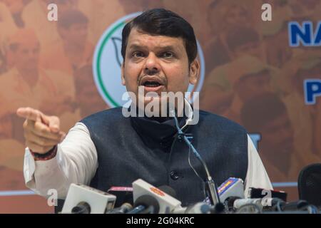 Mumbai, Inde. 31 mai 2021. MUMBAI, INDE - MAI 31 : ancien ministre en chef du Maharashtra et actuel dirigeant de l'opposition Devendra Fadnavis lors d'une conférence de presse sur la réserve OBC au bureau BJP, Nariman point, le 31 mai 2021, à Mumbai, en Inde. L'ancien cm a clamé le gouvernement de l'État MVA sur la question de la réserve de l'OBC, en déclarant qu'il ne fonctionnait pas à temps et a continué à chercher plus de temps auprès de la cour, ce qui a conduit la Cour suprême à rejeter sa requête d'examen.(photo de Pratik Chorge/Hindustan Times/Sipa USA) crédit: SIPA USA/Alay Live News Banque D'Images