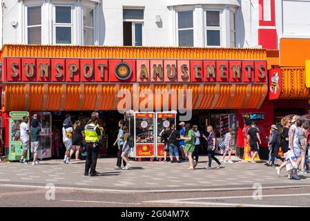 Ouvrez la salle de jeux d'arcade de Sunspot à la fin du mois de mai Bank Holiday Monday à Southend on Sea, Essex, Royaume-Uni, par beau temps. Occupé, avec des agents de sécurité Banque D'Images