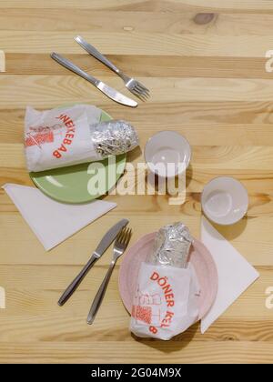 Ensemble de table pour deux avec deux kebab pour ânes, deux assiettes et verres à la maison Banque D'Images