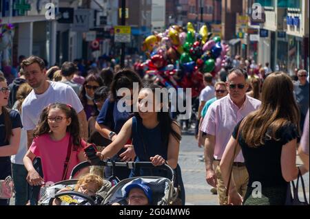 Windsor, Berkshire, Royaume-Uni. 31 mai 2021. Windsor a été bourré de gens du coin et de visiteurs aujourd'hui, alors que le soleil chaud a amené les gens dans la ville pour le Bank Holiday Monday. Suite à la plupart des restrictions de Covid-19, la ville était en plein essor aujourd'hui avec des gens qui mangeaient à l'extérieur, se rendant sur des excursions en rivière et appréciaient du temps avec leurs familles et leurs amis. Crédit : Maureen McLean/Alay Banque D'Images