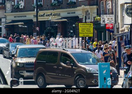 Windsor, Berkshire, Royaume-Uni. 31 mai 2021. Windsor a été bourré de gens du coin et de visiteurs aujourd'hui, alors que le soleil chaud a amené les gens dans la ville pour le Bank Holiday Monday. Suite à la plupart des restrictions de Covid-19, la ville était en plein essor aujourd'hui avec des gens qui mangeaient à l'extérieur, se rendant sur des excursions en rivière et appréciaient du temps avec leurs familles et leurs amis. Crédit : Maureen McLean/Alay Banque D'Images