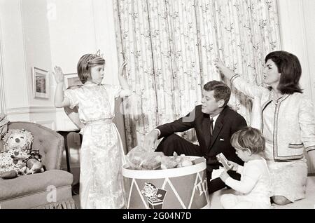 ST-A4-53-62 27 novembre 1962 le Président Kennedy, la première Dame Jacqueline Kennedy (JBK) et les enfants de la pépinière de la Maison Blanche. Veuillez indiquer « Cecil Stoughton ». Photos de la Maison Blanche. John F. Kennedy Presidential Library and Museum, Boston Banque D'Images