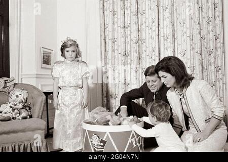 ST-A4-56-62 27 novembre 1962 le Président Kennedy, la première Dame Jacqueline Kennedy (JBK) et les enfants de la pépinière de la Maison Blanche. Veuillez indiquer « Cecil Stoughton ». Photos de la Maison Blanche. John F. Kennedy Presidential Library and Museum, Boston Banque D'Images