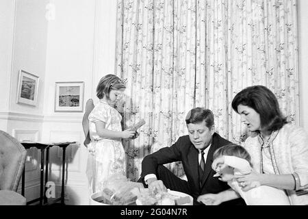 ST-A4-57-62 27 novembre 1962 le Président Kennedy, la première Dame Jacqueline Kennedy (JBK) et les enfants de la pépinière de la Maison Blanche. Veuillez indiquer « Cecil Stoughton ». Photos de la Maison Blanche. John F. Kennedy Presidential Library and Museum, Boston Banque D'Images