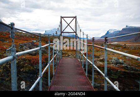 Un des ponts traversant les ruisseaux de Kungsleden Trail entre Salka et Singi, Laponie, Suède Banque D'Images