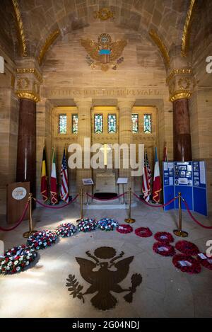 Brookwood, Royaume-Uni. 30 mai 2021. Des couronnes commémoratives sont déposées pour célébrer le jour du souvenir à l'intérieur de la chapelle du cimetière militaire américain Brookwood, le 30 mai 2021 à Brookwood, Surrey, Angleterre. Brookwood est le seul cimetière militaire américain de la première Guerre mondiale dans les îles britanniques et contient les tombes de 468 morts à la guerre américaine. Credit: Planetpix/Alamy Live News Banque D'Images