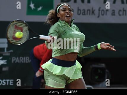 Paris, FRA. 31 mai 2021. Paris, Roland Garros, French Open Day 2 31/05/2021 Serena Williams (Etats-Unis) lutte pour la victoire au premier tour du match Credit: Roger Parker/Alay Live News Banque D'Images