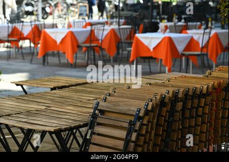 Vue sur la terrasse, mobilier en bois et les rangées de tables de restaurant vides organisées pour le dîner Banque D'Images