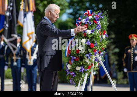Arlington, États-Unis d'Amérique. 31 mai 2021. Le Président des États-Unis Joe Biden lors de la cérémonie présidentielle de dépôt des couronnes honorifiques à la tombe du cimetière national du soldat inconnu d'Arlington le 31 mai 2021 Arlington, Virginie. Credit: Planetpix/Alamy Live News Banque D'Images