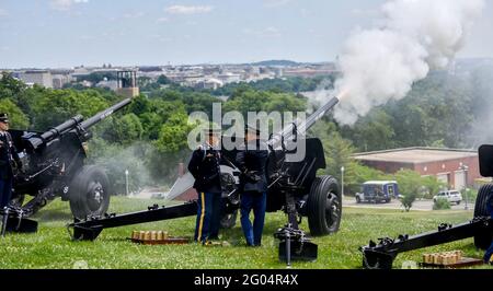 Arlington, États-Unis d'Amérique. 31 mai 2021. Les gardiens d'honneur de l'armée américaine avec la batterie de Salute présidentielle, 3d U.S. Infantry Regiment, ont tiré un hommage de 21 armes à feu à l'occasion du jour du souvenir depuis le joint base Myer Henderson Hall le 31 mai 2021 à Arlington, en Virginie. Credit: Planetpix/Alamy Live News Banque D'Images