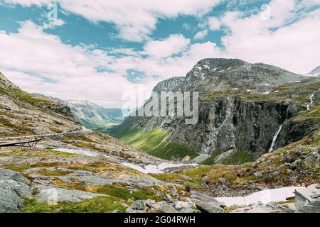 Trollstigen, Andalsnes, Norvège. Chutes de Stigfersen près de la célèbre route de montagne Trollstigen. Site d'intérêt norvégien et destination populaire. Norvégien Banque D'Images