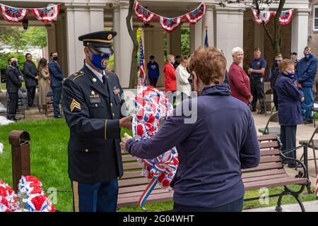 NEW YORK, NY – 31 MAI : présentation de la représentation de Wreath lors de la cérémonie du jour commémoratif 2021 des American Legion Boulevard Gardens, le 31 mai 2021, dans le quartier Queens de New York. Le Memorial Day est un jour férié fédéral en l'honneur du personnel militaire qui est décédé dans l'exercice de ses fonctions militaires. Crédit : Ron Adar/Alay Live News Banque D'Images