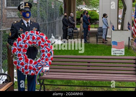 NEW YORK, NY – 31 MAI : présentation de la représentation de Wreath lors de la cérémonie du jour commémoratif 2021 des American Legion Boulevard Gardens, le 31 mai 2021, dans le quartier Queens de New York. Le Memorial Day est un jour férié fédéral en l'honneur du personnel militaire qui est décédé dans l'exercice de ses fonctions militaires. Crédit : Ron Adar/Alay Live News Banque D'Images