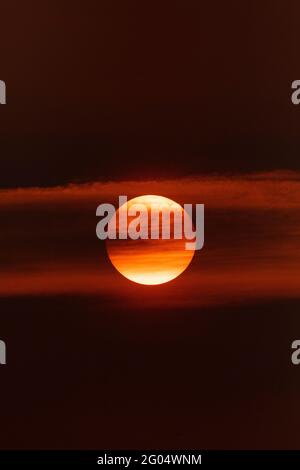 Le soleil d'été se couche à travers un feu de forêt à l'horizon de la vallée de San Joaquin à Merced County, Los Banos, Californie Banque D'Images