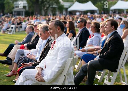 Les invités qui assistent à l'événement Salute to America 2020 écoutent le président Donald J. Trump prononcera des remarques le samedi 4 juillet 2020, sur la pelouse sud de la Maison Blanche. Banque D'Images