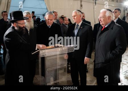 Le vice-président Mike Pence et Mme Karen Pence arrivent au mur occidental à Jérusalem le jeudi 23 janvier 2020 et sont accueillis par le Premier ministre israélien Benjamin Netanyahu, son épouse Mme Sara Netanyahou et ses invités Banque D'Images