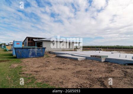 MacKay, Queensland, Australie - Mai 2021 : le bloc de béton d'une maison sur le point d'être construite sur un terrain de banlieue dans une ville de campagne, boom de logement de ville Banque D'Images