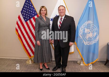 Le secrétaire d'État Michael R. Pompeo rencontre l'ambassadeur des États-Unis auprès de l'ONU Kelly Craft à New York, New York, le 6 mars 2020 Banque D'Images