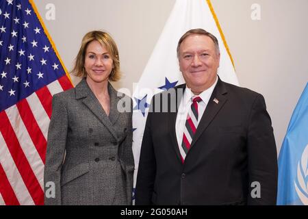 Le secrétaire d'État Mike Pompeo rencontre l'ambassadeur des États-Unis auprès de l'ONU Kelly Craft à New York, New York, le 6 mars 2020 Banque D'Images
