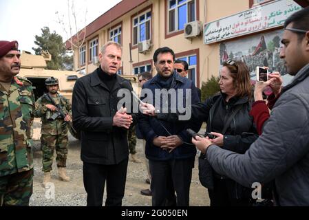 Reportage : le secrétaire américain à la Défense par intérim, Patrick M. Shanahan, avec (à gauche) le lieutenant général Bismillah Waziri, commandant du corps des opérations spéciales de l'Armée nationale afghane, et le ministre afghan de la Défense, Asadullah Khalid, parle avec des journalistes au Camp Commando, en Afghanistan, le 11 février 2019. Banque D'Images