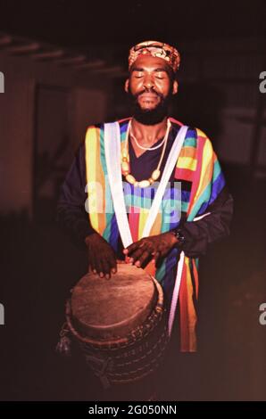 Années 1990 Trinité-et-Tobago - Festival annuel du patrimoine: Tambours dans la soirée concours musical ca. 1998 Banque D'Images