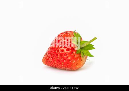 Fraise juteuse fraîche mûre isolée sur fond blanc. Banque D'Images