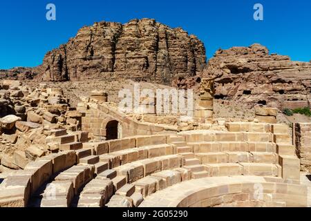 Sièges et théâtre semi-circulaire ou théâtre avec montagnes en arrière-plan, grand temple, site archéologique de petra, jordanie Banque D'Images