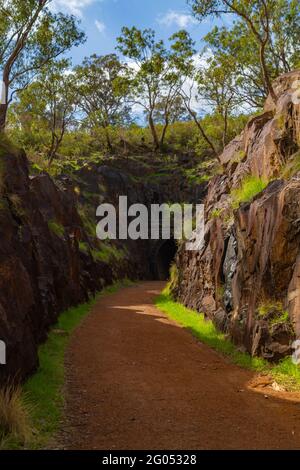 Le tunnel Swan View, dans le parc national John Forrest, a été ouvert pour la circulation ferroviaire en 1896 dans le cadre de l'alignement du chemin de fer de l'est et a fermé en 1966. Banque D'Images