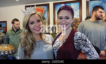 Reportage: Miss America 2015 Kira Kazantsev et la chanteuse Diana DeGarmo arrivent en Allemagne dans le cadre d'une tournée de l'USO organisée par l'ADM de la Marine. James A. Winnefeld Jr., vice-président des chefs d'état-major interarmées, 3 mars 2015. Banque D'Images