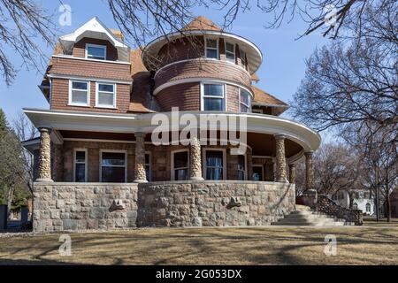 1902 Clarence B. petite maison avec architecture de style Shingle avec un porche en granit en pierre taillée et des supports en pierre de champ à Bismarck, Dakota du Nord. En 19 Banque D'Images