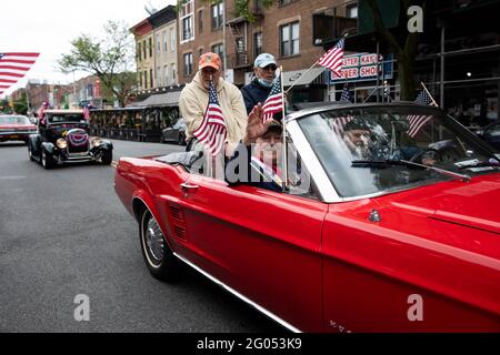 New York, États-Unis. 31 mai 2021. Les participants participent au convoi du Memorial Day dans le quartier de Brooklyn, New York, aux États-Unis, le 31 mai 2021. Lundi, les New Yorkers ont commémoré la fête du Mémorial des États-Unis avec des rassemblements et des spectacles pour honorer les membres du service militaire et célébrer l'arrivée de l'été. Credit: Michael Nagle/Xinhua/Alay Live News Banque D'Images