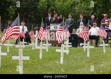 Grove, États-Unis. 31 mai 2021. Conférencier en vedette, le 83e adjudant général de l'Ohio, le major général John C. Harris, Jr. Parle pendant le service de jour commémoratif. Le poste Paschall 164 de la Légion américaine et les anciens combattants de la guerre étrangère 8198 accueillent le service du jour du souvenir au cimetière de Grove City. Crédit : SOPA Images Limited/Alamy Live News Banque D'Images